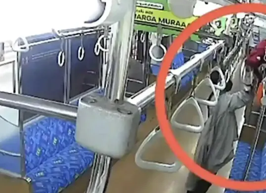 Ilustrasi penumpang KRL Commuter Line saat berada di dalam gerbong. Polisi menangkap pria berinisial IJ yang diduga mencuri tas penumpang dengan modus menyayat tas menggunakan pisau kecil. (Sumber: Instagram/@resmob_pmj)