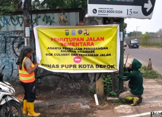 Galian drainase di kawasan pertigaan South City hingga Jalan Lereng, Kota Depok, Jawa Barat. (Sumber: Poskota/Angga Pahlevi)