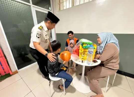 Warga binaan Lapas Kelas IIA Salemba bertemu dan berinteraksi langsung dengan anak dalam layanan kunjungan tatap muka khusus anak. (Sumber: Istimewa)