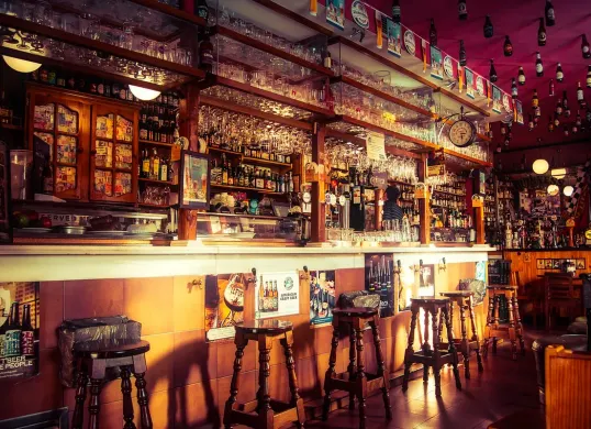 Rekomendasi bar di Jakarta Selatan dengan berbagai konsep, dari speakeasy dan cocktail bar hingga rooftop dengan suasana malam ibu kota. (Sumber: Wikimedia Commons)