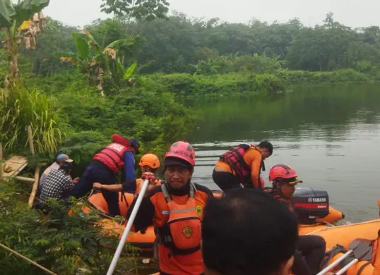Tim SAR saat melakukaan evakuasi korban. (Sumber: Istimewa)