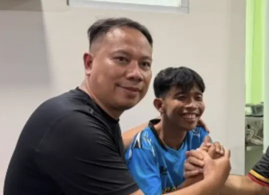 Dede Sunandar mendapat pertolongan medis setelah tersungkur dan tidak sadarkan diri saat bertanding tinju melawan Vicky Prasetyo di Kapolda Fighter Match 2026, Jambi. (Sumber: Instagram)