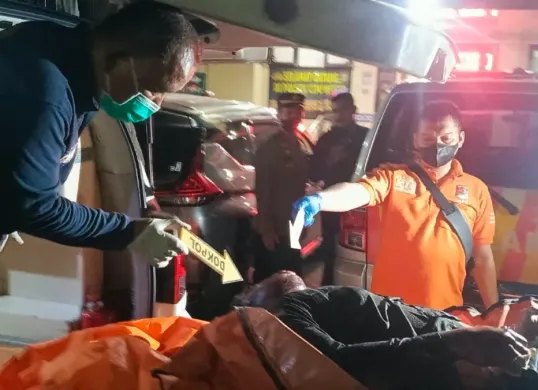 Petugas Inafis Polres Metro Depok  melakukan pemeriksaan pada jasad korban sebelum dibawa ke RS Polri Kramat Jati. (Sumber: Humas Polres Metro Depok)