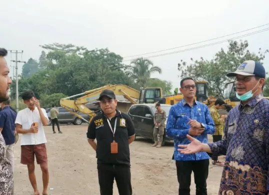 Tim Satgas Pengawasan dan Pemantauan Pertambangan Pemerintah Kabupaten (Pemkab) Serang meninjau aktivitas tambang atau galian pasir darat (galian C) di Kecamatan Pabuaran. (Sumber: Kominfo Pemkab Serang)