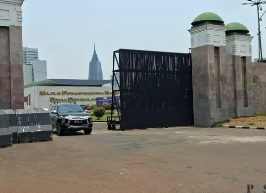 Situasi keadaan di depan gerbang utama gedung DPR / MPR, Senin, 5 Oktober 2026. (Sumber: Poskota/Angga)