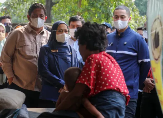 Wakil Ketua DPRD DKI Jakarta Wibi Andrino mengunjungi warga di Bantaran Kali Penggilingan, Cakung, Jakarta Timur, Minggu, 4 Oktober 2026. (Sumber: ddjp)