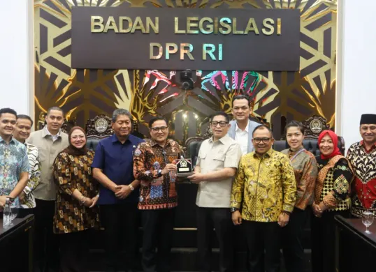 Ketua DPRD DKI Jakarta, Suhud Alynudin (tengah) bersama Badan Legislasi (Baleg) DPR RI di Jakarta, Jumat, 2 Oktober 2026. (Sumber: Istimewa)