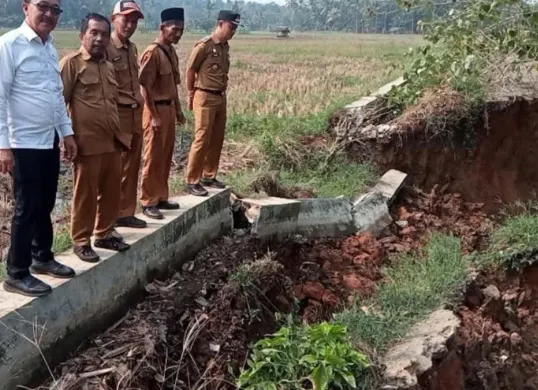 Pihak Dinas PUPR Pandeglang dan Camat saat meninjau jalan longsor. (Sumber: DPUPR Pandeglang)