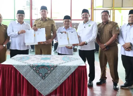 Wali Kota Bekasi, Tri Adhianto menyerahkan sejumlah aset daerah senilai sekitar Rp2,7 miliar kepada Kemenag Kota Bekasi. (Sumber: Dok. Istimewa)