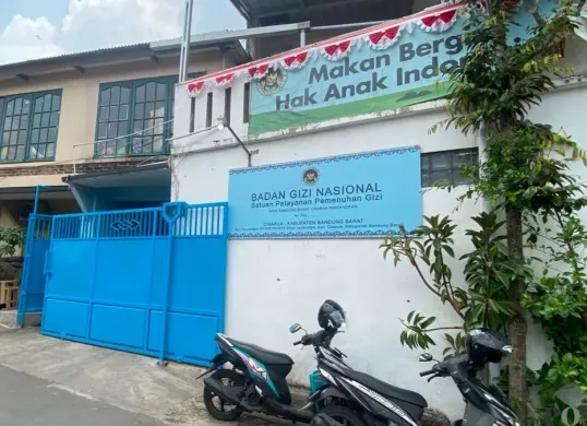 Suasana di area depan Dapur SPPG Panyandaan, Desa Jambudipa, Kecamatan Cisarua, Kabupaten Bandung Barat (KBB), Senin, 5 Oktober 2026. (Sumber: Poskota/Gatot Poedji Utomo)