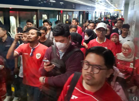Suporter Timnas Indonesia memadati stasiun MRT jelang laga melawan Thailand di final FIFA ASEAN Cup 2026, Senin, 5 Oktober 2026. (Sumber: Poskota/Ali Mansur)