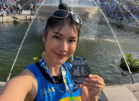 Sosok Olivia Tommy, alumni MasterChef Indonesia asal Surabaya yang menjadi sorotan setelah ikut Suroboyo Marathon 2026 bersama anak. (Sumber: Instagram/@olivia.mci8)
