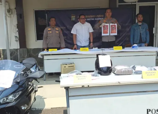 Polisi ungkap kasus penjambretan dengan barang bukti motor dan hp hasil curian di Mapolsek Gambir, Jakarta Pusat, Senin, 5 Oktober 2026. (Sumber: Poskota/Angga)