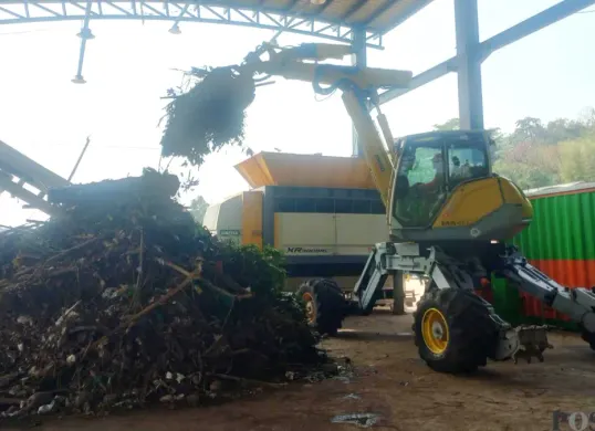 Pengelolaan sampah di Saringan Sampah TB Simatupang. (Sumber: Poskota/Syifa)