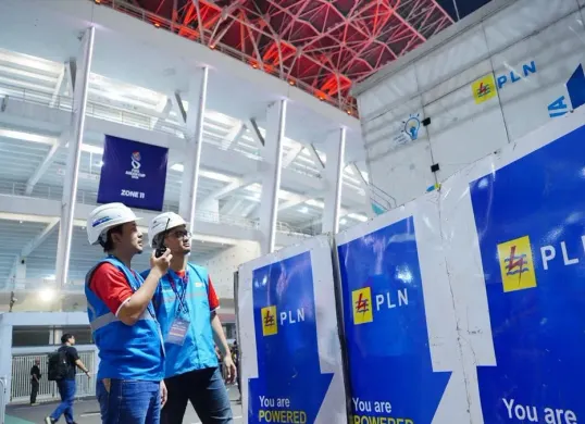 Petugas PLN UID Jakarta Raya memantau sistem kelistrikan saat pertandingan Timnas Indonesia vs Thailand dalam Final FIFA ASEAN Cup 2026 di area Stadion Utama Gelora Bung Karno (SUGBK), Jakarta Pusat. (Sumber: Dok. PLN UID Jakarta Raya)