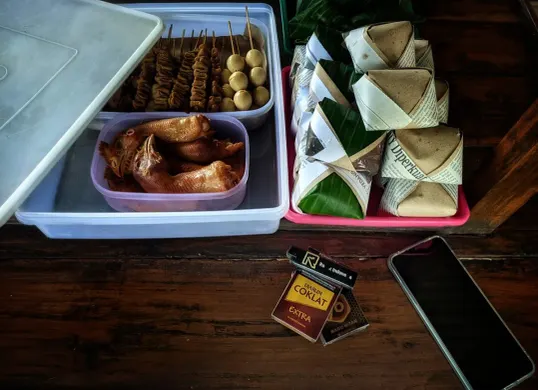 Menikmati nasi kucing dan sate di angkringan bisa menjadi pilihan sederhana untuk melepas penat setelah beraktivitas di Jakarta. (Sumber: Wikimedia Commons)