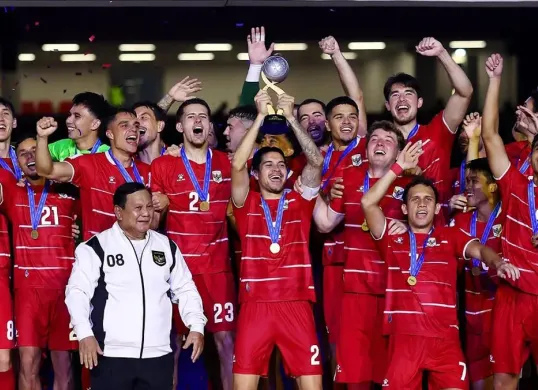 Timnas Indonesia merayakan keberhasilan menjadi juara FIFA ASEAN Cup 2026 setelah mengalahkan Thailand melalui drama adu penalti di Stadion GBK. (Sumber: Instagram/@gianni_infantino)