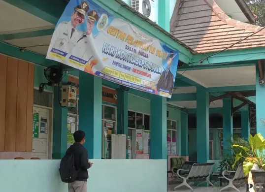 Seorang warga di depan area pelayanan Puskesmas Sukasari, Kota Tangerang, Banten, Selasa, 6 Oktober 2026. (Sumber: Poskota/Rizki Gojali)