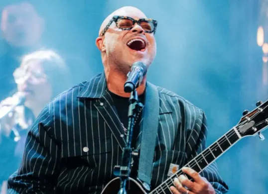 Potret penyanyi asal Amerika Serikat, Israel Houghton yang kemungkinan visanya akan ditolak imigrasi Indonesia. (Sumber: Instagram/@israelhoughton)