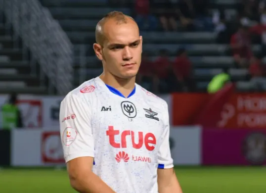 Manuel Bihr mengabaikan jabatan tangan Presiden Prabowo di penyerahan medali final FIFA ASEAN Cup 2026. (Sumber: Dok. Wikimedia Commons/El_Loko fur)