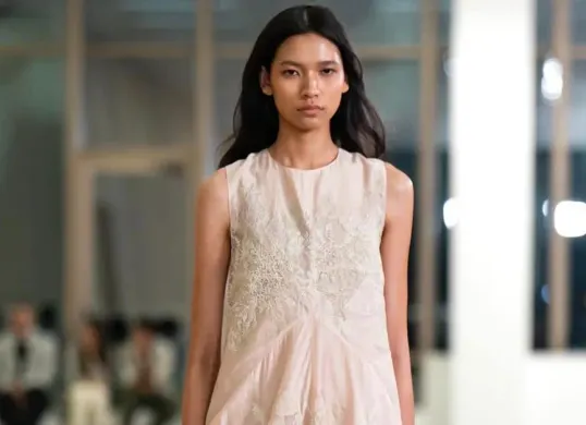 Sosok Mirelle Aurelia, model Indonesia yang debut di Chanel SS27 Paris. (Sumber: Instagram/@mirelle.aurelllia)