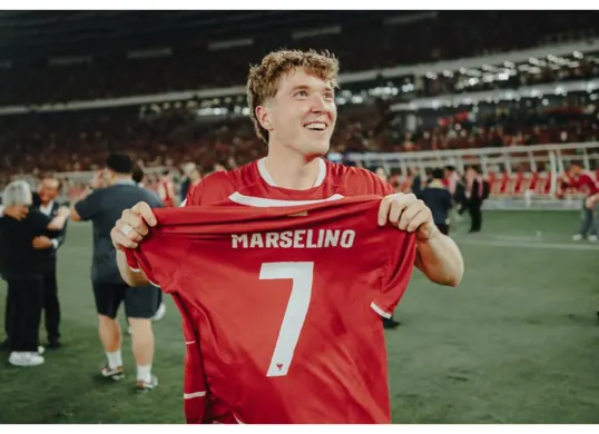 Alasan Ole Romeny pamer jersey Marselino usai Timnas Indonesia juara FIFA ASEAN Cup 2026 terungkap. (Sumber: X/@ViscaGaruda)