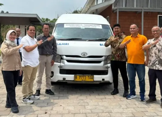 Jajaran pengelola DAMRI dan destinasi wisata tanjung lesung di Kabupaten Pandeglang. (Sumber: Dok. Istimewa)