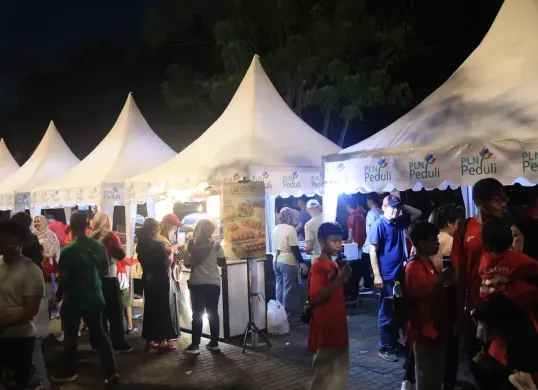Suasana ramai di area UMKM binaan PLN UID Jakarta Raya di Plaza Timur SUGBK, Jakarta Pusat, selama gelaran FIFA ASEAN Cup 2026. (Sumber: Dok. PLN UID Jakarta Raya)