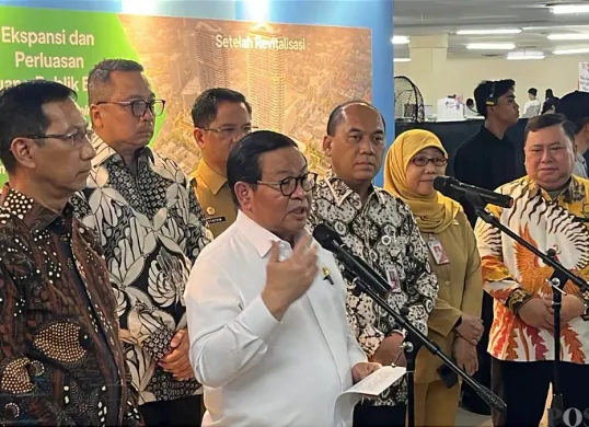 Gubernur Jakarta, Pramono Anung memberikan keterangan kepada wartawan di kawasan Blok M, Jakarta Selatan, Selasa, 6 Oktober 2026. (Sumber: Poskota/Syifa Putri)