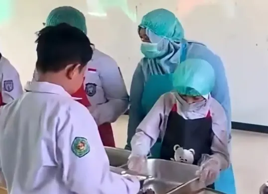 Sejumlah siswa melakukan skema uji coba program Makan Bergizi Gratis secara prasmanan di sekolah dengan didampingi guru dan petugas SPPG, Senin, 05 September 2026. (Sumber: Dok. Youtube/@masdarsudaryono)