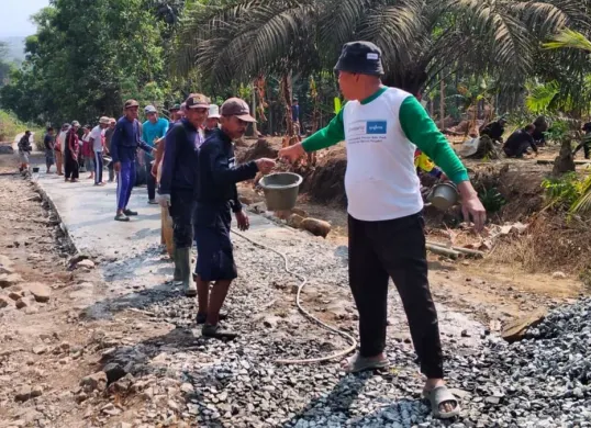 Sejumlah warga di Desa Kadubadak, Kecamatan Angsana, Kabupaten Pandeglang, Banten, gotong royong perbaiki jalan rusak. (Sumber: Dok. Istimewa)