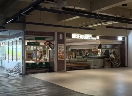 Ratusan orang keracunan usai makan di restoran 88 Seoul di Mal 23 Paskal, Bandung. (Sumber: Dok. Threads/@rey_sutanto)