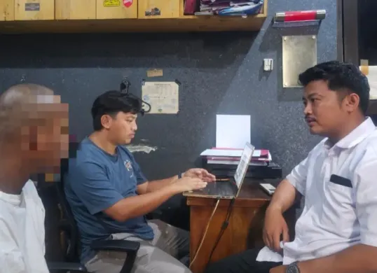 Tersangka BA didampingi kuasa hukumnya saat menjalani pemeriksaan di ruang Satresnarkoba Polres Serang. (Sumber: Polres Serang)