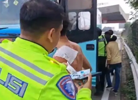 Personil PJR memberikan pertolongan pertama korban penusukan yang diduga dilakukan oleh oknum kenek. (Sumber: Polda Banten)