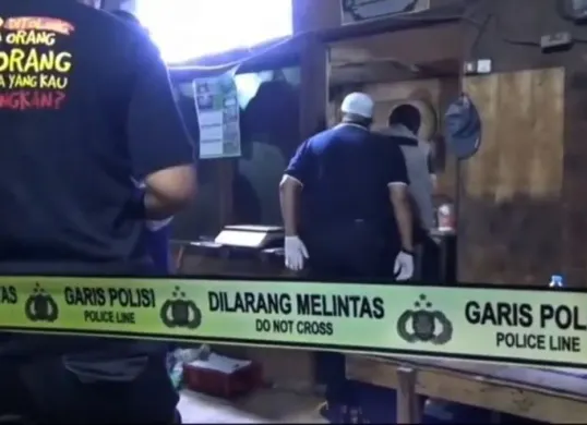 Seorang istri pemilik usaha jual beli besi tua menjadi korban penusukan di rumahnya, Kampung Kaliulu, RT 02/RW 01, Desa Karangraharja, Kecamatan Cikarang Utara, Kabupaten Bekasi, Jawa Barat, Selasa, 6 Oktober 2026, malam WIB. (Sumber: Dok. Istimewa)