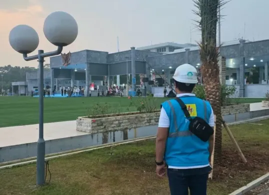 Petugas PLN UP3 Pondok Gede melakukan pengawasan langsung ke arah panggung utama Mabes TNI Cilangkap guna memastikan keandalan pasokan listrik selama acara berlangsung sejak pagi. (Sumber: Dok. PLN UID Jakarta Raya)