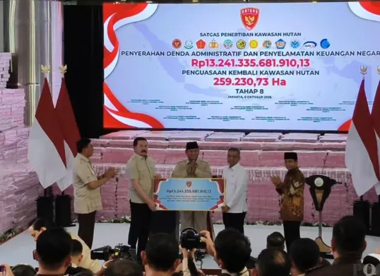 Jaksa Agung ST Burhanuddin saat menghadiri acara penyerahan denda administratif dan penyelamatan keuangan negara oleh Satuan Tugas Penertiban Kawasan Hutan (Satgas PKH).(Sumber: Poskota/Ali Mansur)