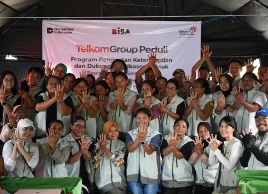 Telkom bersama guru dan peserta kegiatan dalam program pemulihan pembelajaran pascagempa di Kabupaten Manggarai, Nusa Tenggara Timur. (Sumber: Telkom)