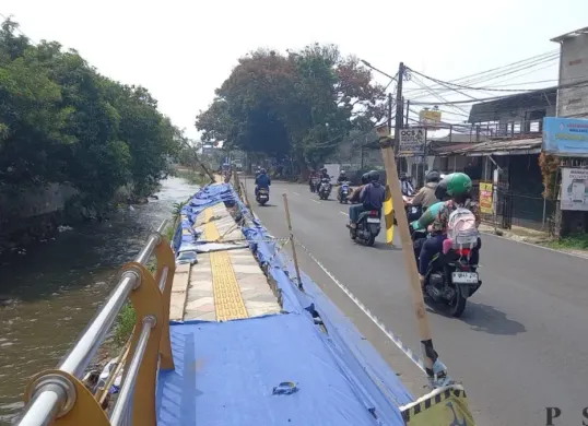 Kondisi Trotoar di Secawan Jalan Raya Sawangan, Pancoran Mas, Kota Depok, yang amblas akan segera diperbaiki. (Sumber: Poskota/Angga)