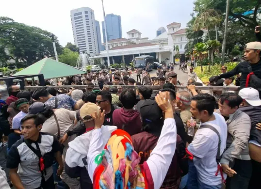 Pedagang dari sejumlah pasar di Jakarta menggelar aksi di depan Balai Kota DKI memprotes biaya revitalisasi hingga ratusan juta rupiah per lapak, Rabu (7/10/2026). (Sumber: Istimewa)