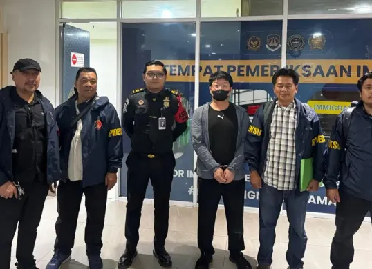Direktur PT TSI, Tatang Winata ditangkap Bareskrim Polri di Bandara Soetta, Kota Tangerang, Banten, terkait dugaan importasi ilegal ponsel bekas dan perlengkapan bayi dari Korea Selatan. (Sumber: Dok. Bareskrim Polri)