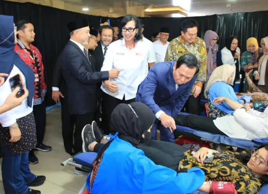 Ketua DPD RI, Sultan Najamuddin (tengah) saat menggelar aksi donor darah sebagai wujud kepedulian dan pengabdian kepada masyarakat. (Sumber: Istimewa)