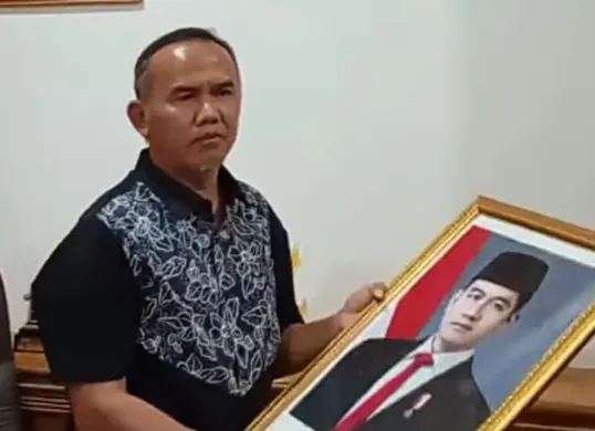Wakil Ketua DPRD Kota Sukabumi, Rojab Asy'ari viral karena menurunkan foto Wapres Gibran Rakabuming Raka di ruang kerjanya. (Sumber: Tangkapan layar YouTube/Kompastv)