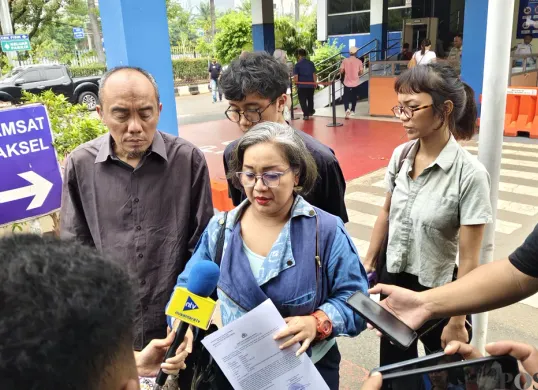 Warga Pondok Pinang, Amanda Andono (50) melaporkan insiden petasan saat Maulid Nabi ke Polda Metro Jaya, Jakarta Selatan, Kamis, 8 Oktober 2026. (Sumber: Poskota/Ali Mansur)