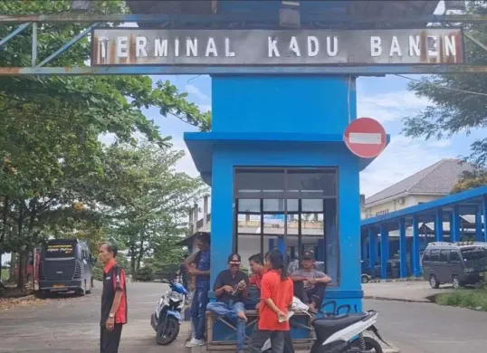 Pintu gerbang keluar masuk kendaraan di terminal Kadubanen Pandeglang. (Sumber: Istimewa)
