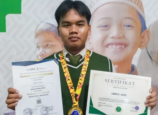 Anak asuh Rumah Yatim, Abdul Azis, berhasil menyabet Medali Emas Olimpiade Nasional Bidang Biologi tingkat SMA se-Indonesia. (Sumber: Istimewa)