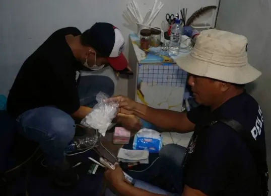 Aparat gabungan gerebek Kampung Boncos dan Kampung Ambon pada Jumat, 9 Oktober 2026 terikat aktivitas narkoba. (Sumber: Dok. Tribrata News Polda Metro Jaya)