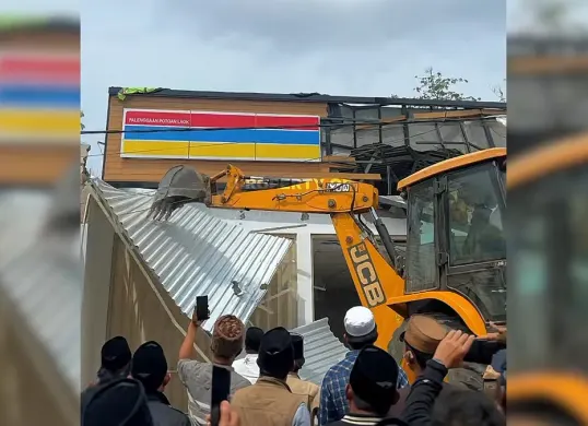 Gerai ritel Indomaret dirobohkan paksa masyarakat (Dok. TikTok/@maduranet.official)