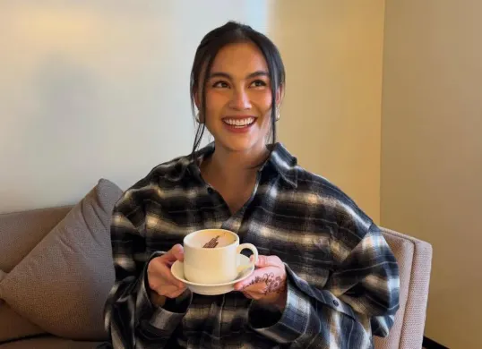 Lagu “Bilang Saja” yang dipopulerkan Agnez Mo dirilis pada 2003 dan kembali menjadi sorotan setelah Ari Bias mengajukan gugatan terkait pelanggaran hak cipta. (Sumber: Instagram/@agnezmo)