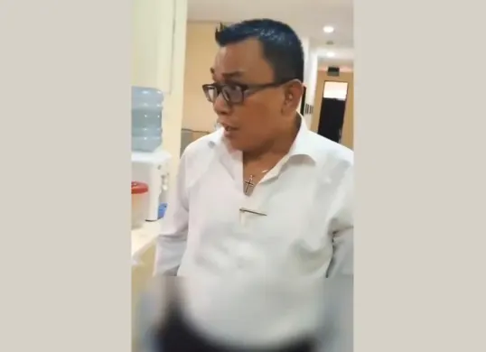 Kepala Dinas Lingkungan Hidup Kabupaten Bekasi diduga lakukan penghinaan dan pengusiran terhadap wartawan yang sedang mewawancarainya. (Sumber: Dok. Threads/@kasitau.info)